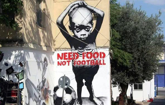 Graffit ukazujúci na potrebu jedla a nie futbalu. (speakertv.com)