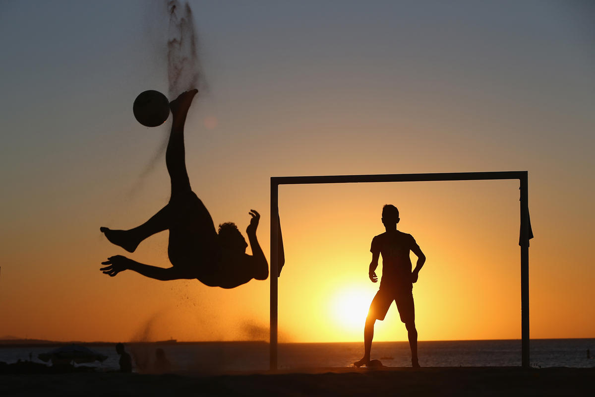 Miestni obyvatelia hrajú futbal na pláži Fortaleza. (httpsports.yahoo.com)