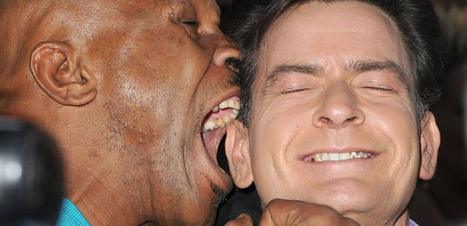 Tysona uhryznutie preslávilo, vpravo herec Charlie Sheen (foxsports.com)