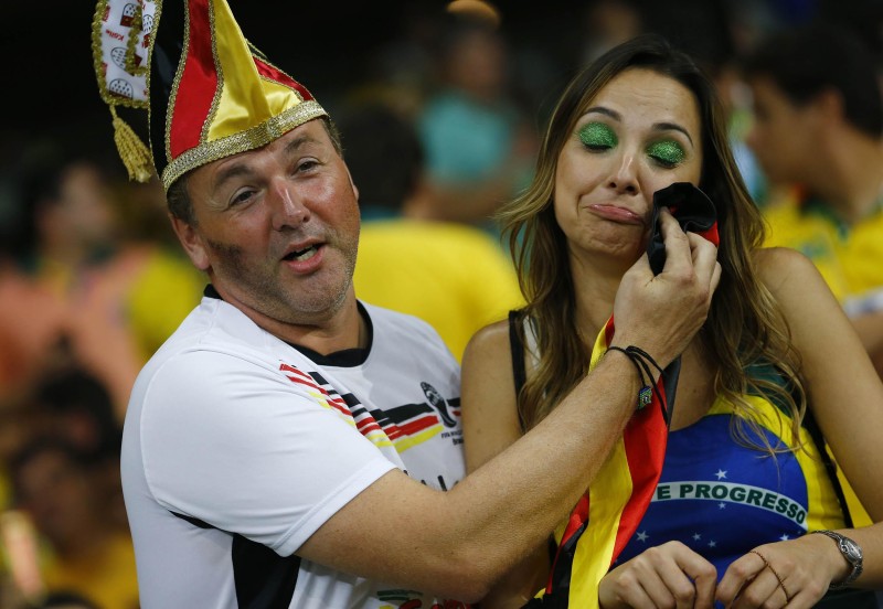 Nemecký fanúšik utiera Brazílčanke slzy (newsweek.com)
