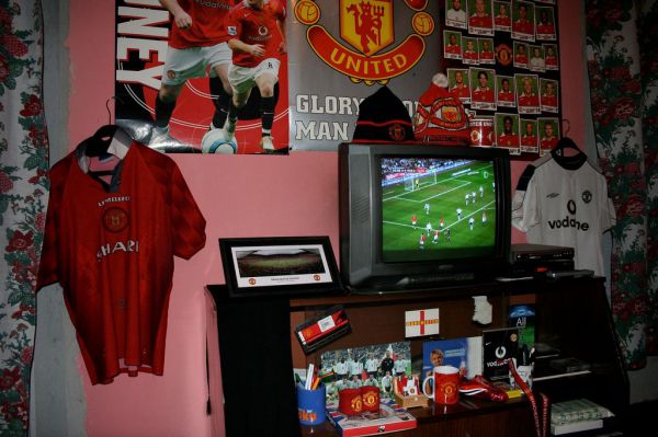 Obývačka fanúšika Manchestru United (wff.pl)
