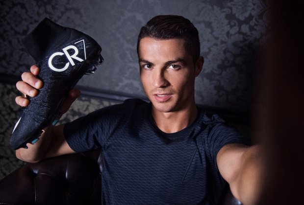 Cristiano Ronaldo s novými kopačkami (kurir-info.rs)