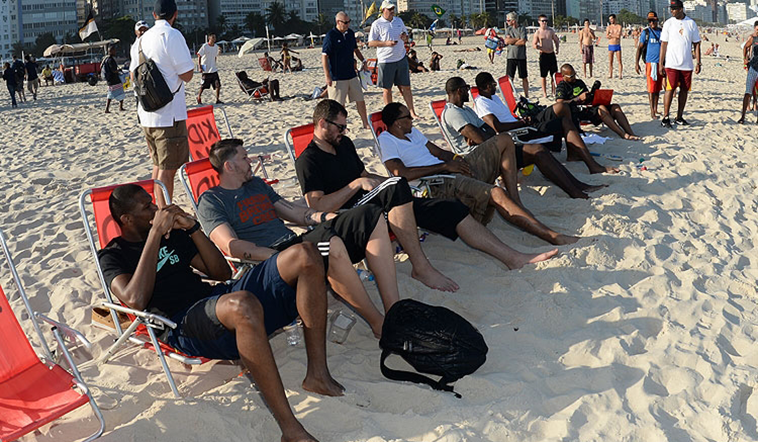 Hráči Cavaliers relaxujú na pláži Copacabana (rio2016.com)