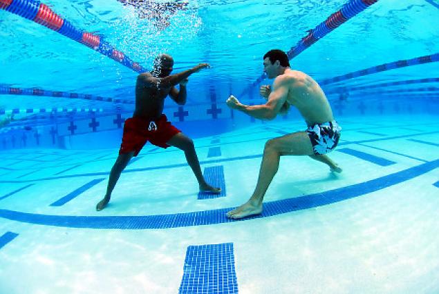 Kličko trénuje pod vodou (martialartsplanet.com)