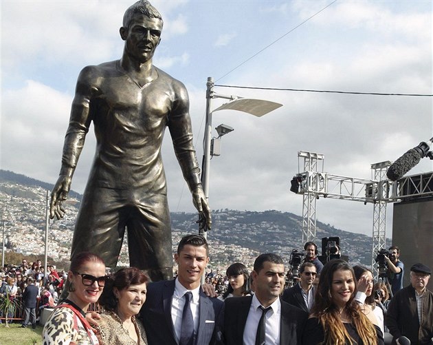 Cristiano Ronaldo odhalil svoju sochu v Portugalsku (idnes.cz)