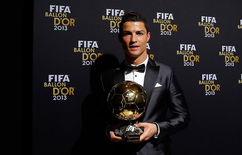 Cristiano Ronaldo so zlatou loptou (real-madrid.cz)