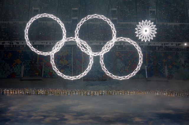 Pri otváracom ceremoniály v Soči sa nerozvinul jeden olympijský kruh (hnonline.sk)