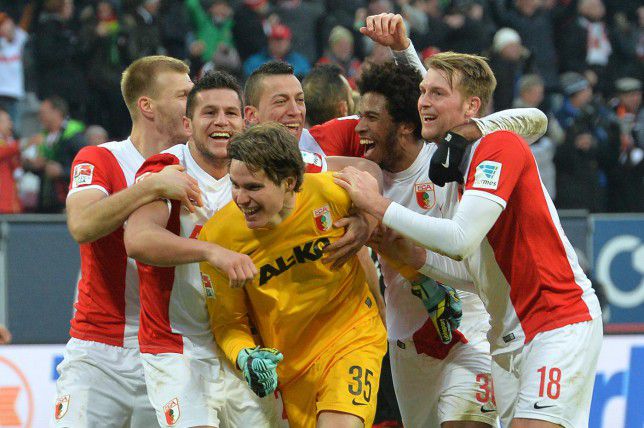 Brankár Augsburgu Marwin Hitz sa teší zo streleného gólu v nadstavenom čase (globoble.com)