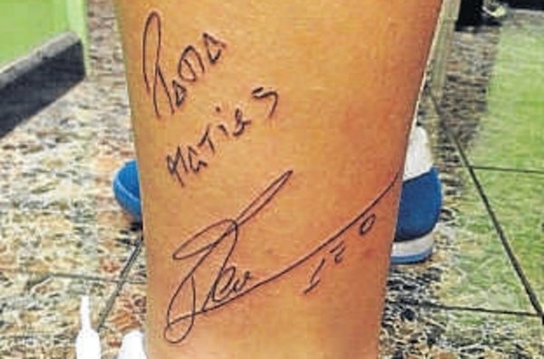 Tetovanie fanúšika Matiasa Zacariasa v podobe autogramu na ľavej nohe (mundodeportivo.com)