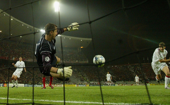 “Zázrak“ v Istanbule vo finále 2005 medzi AC Miláno a FC Liverpool (sportskeeda.com)