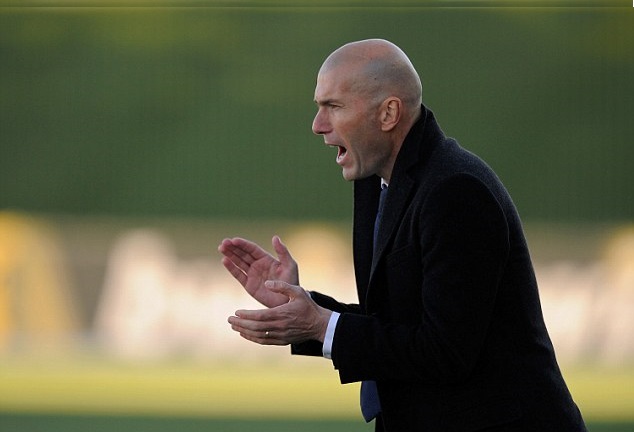Zidane ako tréner B-tímu (dailymail.co.uk)