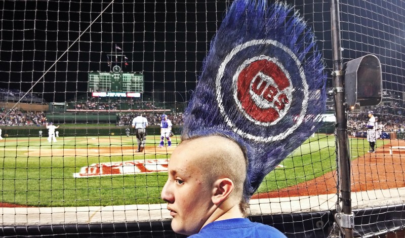 Fanúšik baseballového klubu Chicago Cubs s extrémnym účesom Mohawk (wapc.mlb.com)
