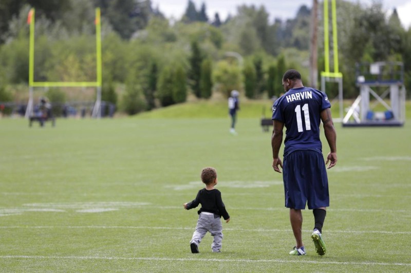 Percy Harvin z tímu Seattle Seahawks kráča spolu s ročným synom Jadenom (yahoo.com)