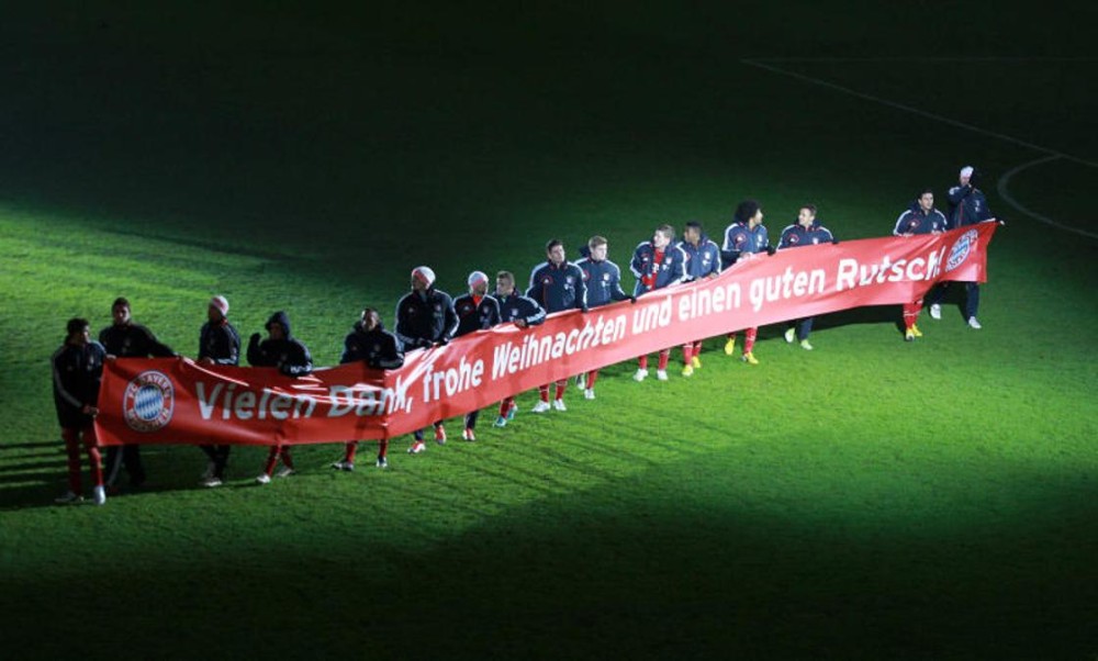 Hráči Bayernu Mníchov niesli ďakovný banner (tz.de)